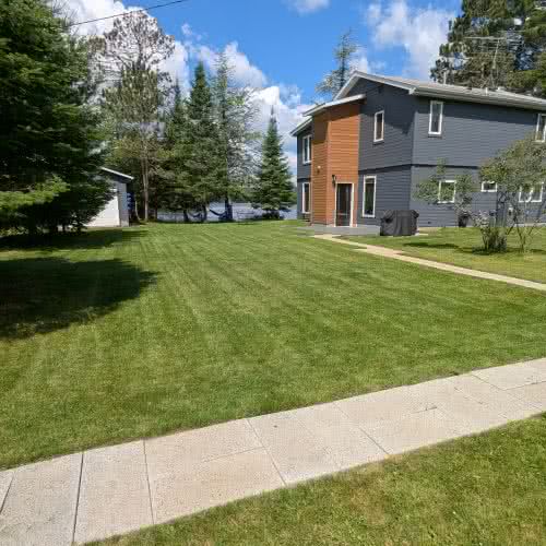 Un foyer ext&eacute;rieur accueillant vous attend chez Smile Awhile &agrave; Eagle River, dans le Wisconsin, id&eacute;al pour faire griller des guimauves en famille et profiter des soir&eacute;es &eacute;toil&eacute;es dans les for&ecirc;ts du Nord.