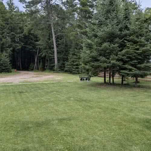 Un grand parking gratuit est disponible sur place chez Smile Awhile &agrave; Eagle River, WI, avec suffisamment d'espace pour les remorques &agrave; bateaux, les transporteurs de motoneiges et plusieurs v&eacute;hicules.