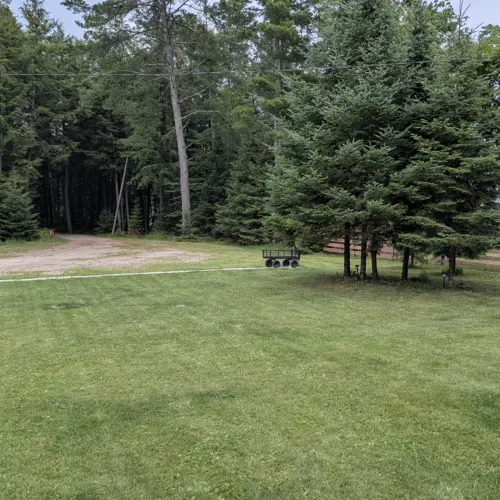 Un grand parking gratuit est disponible sur place chez Smile Awhile à Eagle River, WI, avec suffisamment d'espace pour les remorques à bateaux, les transporteurs de motoneiges et plusieurs véhicules.