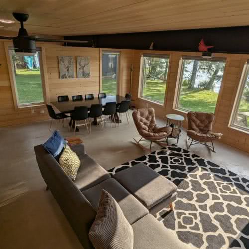 Un r&eacute;frig&eacute;rateur pleine grandeur est disponible chez Smile Awhile &agrave; Eagle River, dans le Wisconsin, ce qui est pratique pour les longs s&eacute;jours de vacances.