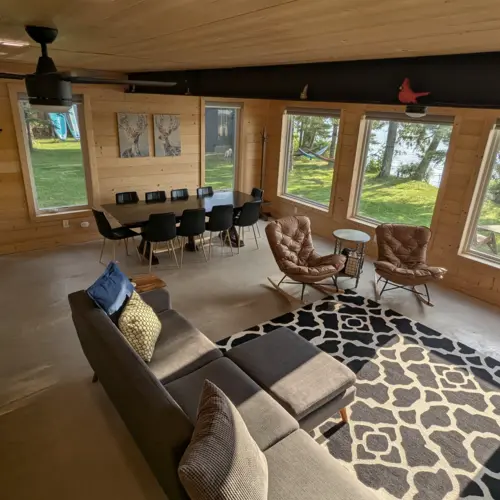 Chambre confortable dans une location de vacances avec vue sur le lac à Eagle River.