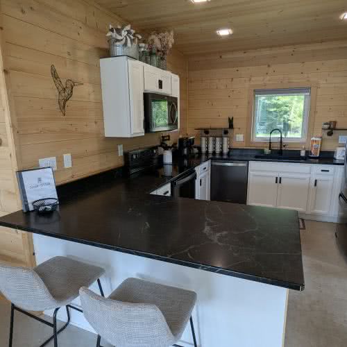 Le restaurant Smile Awhile &agrave; Eagle River propose de grands comptoirs en granit et un &eacute;vier moderne, offrant beaucoup d'espace pour pr&eacute;parer de grands repas de famille.