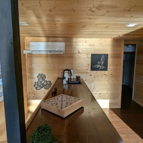 Le Wi-Fi haut d&eacute;bit et un espace de travail d&eacute;di&eacute; chez Smile Awhile vous garantissent une connexion fiable pour le t&eacute;l&eacute;travail ou le streaming dans les for&ecirc;ts du Nord.