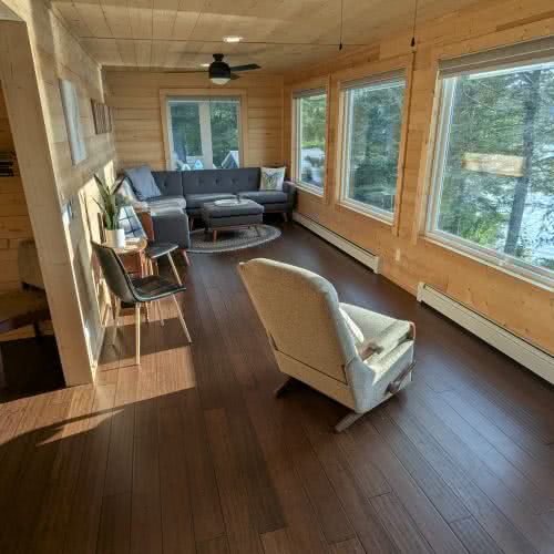 Notre location &agrave; Eagle River dispose d'une all&eacute;e priv&eacute;e spacieuse, offrant suffisamment d'espace pour plusieurs v&eacute;hicules, remorques &agrave; bateaux et porte-motoneiges.