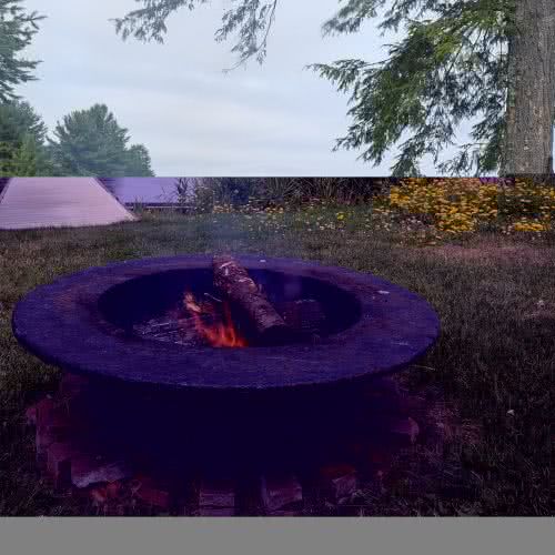 Le paysage luxuriant des for&ecirc;ts du Nord &agrave; Smile Awhile, avec ses pins majestueux et ses sentiers de randonn&eacute;e pittoresques, offre une retraite paisible en for&ecirc;t.