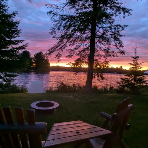 L'espace barbecue et repas en plein air de Smile Awhile est idéal pour les barbecues d'été et les repas en famille entourés par la nature et de grands pins.