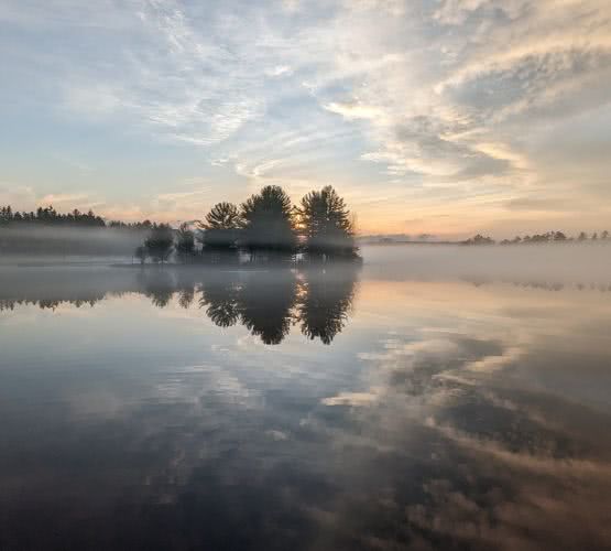 Notre propri&eacute;t&eacute; en bord de lac est enti&egrave;rement cl&ocirc;tur&eacute;e, offrant un environnement s&ucirc;r et priv&eacute; o&ugrave; les enfants peuvent jouer et les invit&eacute;s se d&eacute;tendre en pleine nature.