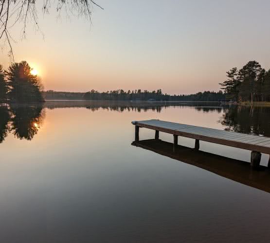 Notre propri&eacute;t&eacute; en bord de lac est enti&egrave;rement cl&ocirc;tur&eacute;e, offrant un environnement s&ucirc;r et priv&eacute; o&ugrave; les enfants peuvent jouer et les invit&eacute;s se d&eacute;tendre en pleine nature.