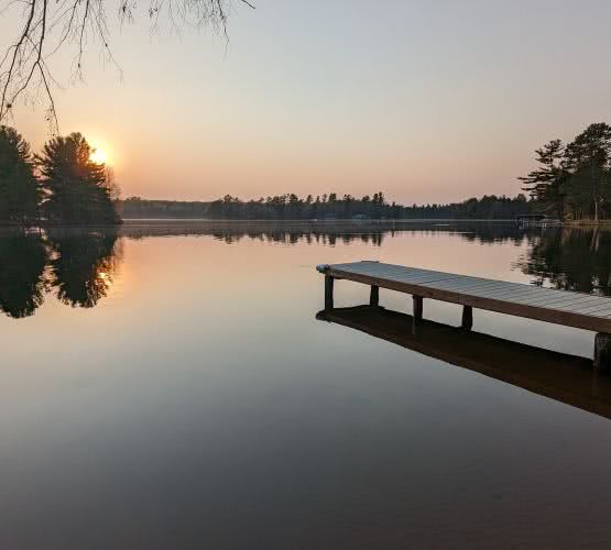 Notre propri&eacute;t&eacute; en bord de lac est enti&egrave;rement cl&ocirc;tur&eacute;e, offrant un environnement s&ucirc;r et priv&eacute; o&ugrave; les enfants peuvent jouer et les invit&eacute;s se d&eacute;tendre en pleine nature.