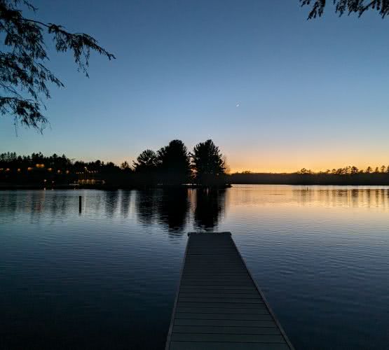Notre propri&eacute;t&eacute; en bord de lac est enti&egrave;rement cl&ocirc;tur&eacute;e, offrant un environnement s&ucirc;r et priv&eacute; o&ugrave; les enfants peuvent jouer et les invit&eacute;s se d&eacute;tendre en pleine nature.
